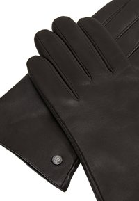 Guanti in pelle nera con una texture liscia, caratterizzati da tre linee cucite sul retro e un accento metallico sul polso.
