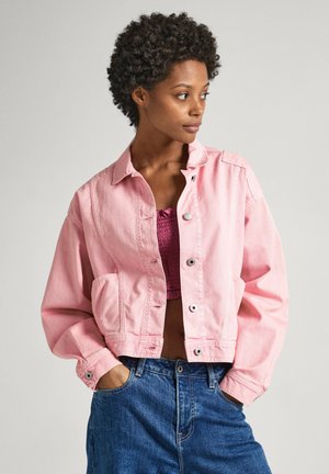 Veste en denim rose cropped avec un col classique, des boutons à pression sur le devant et des poches latérales, associée à un jean taille haute bleu.
