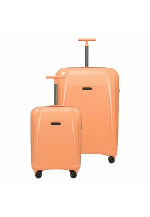 Deux valises rigides orange, une plus grande et une plus petite, chacune avec quatre roues et une poignée extensible.