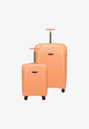 Dos maletas rígidas de color naranja, una más grande y otra más pequeña, cada una con cuatro ruedas y un asa extensible.