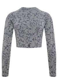 Top gris corto de manga larga con un patrón abstracto, textura acanalada y un cuello redondeado. Presenta un detalle de la marca en el dobladillo.