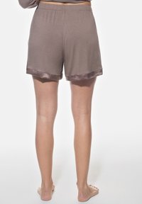 Lichtbruine satijnen shorts met een elastische tailleband, zachte textuur en een comfortabele pasvorm, tot boven de middelstonen geknipt.