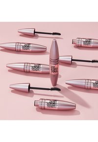 Mascara Maybelline Lash Sensational in tubi metallici rosa, con spazzole nere curve visibili e una finitura liscia e lucida.