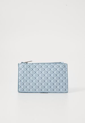 Pilkai mėlynas užtrauktuku uždaromas maišelis, pagamintas iš tekstūruotos medžiagos, su deimanto raštu ir mažomis širdelėmis, apibrėžtomis tamsiai mėlyna spalva. Stačiakampio formos.