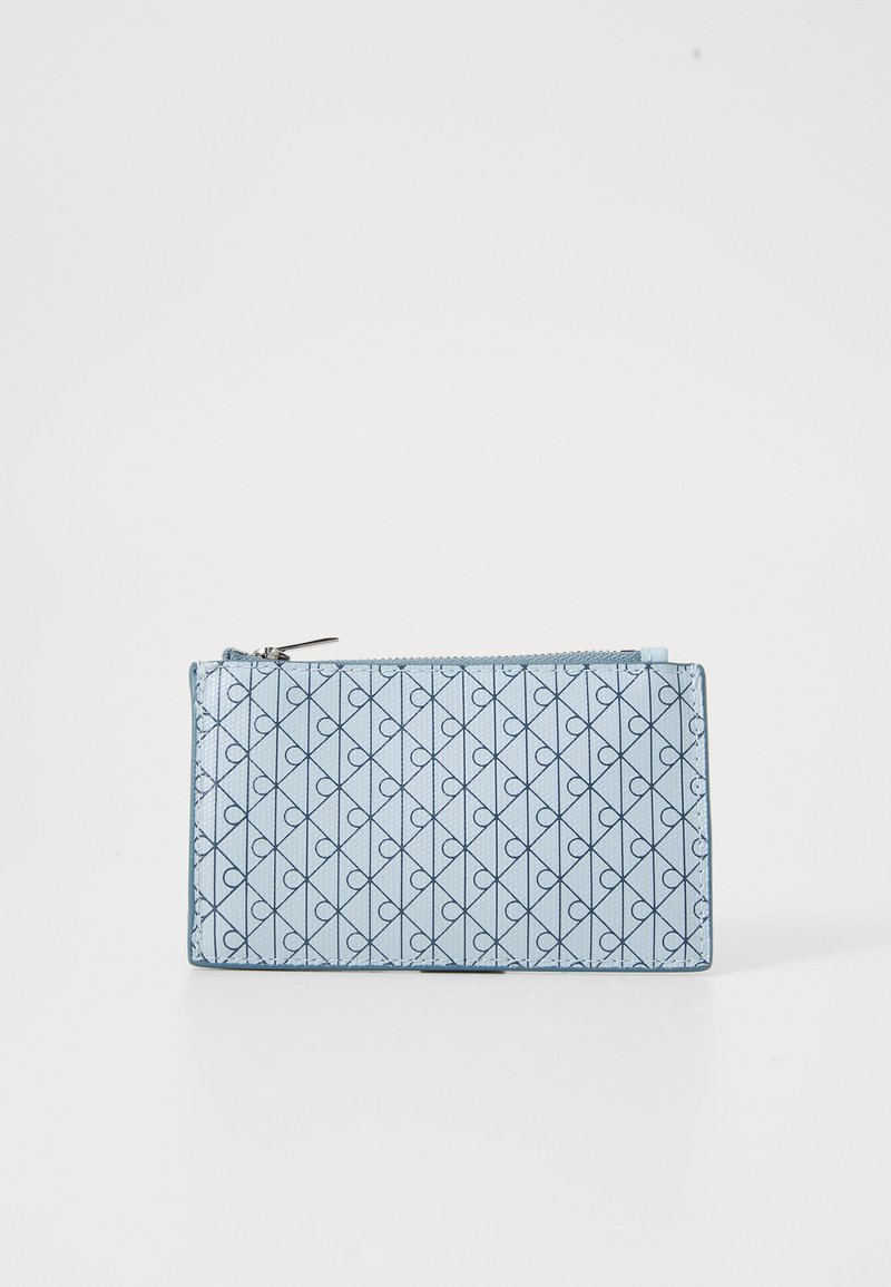 Pochette azzurra con zip realizzata in materiale testurizzato che presenta un motivo a diamante con piccoli cuori contornati di blu navy. Forma rettangolare.