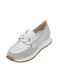 Zapato slip-on plateado texturizado con lados de malla, un detalle de lazo acanalado y una suela blanca complementada por una parte inferior de goma marrón.