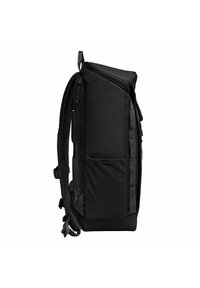 Mochila negra de forma rectangular, hecha de tela duradera, con correas acolchadas, un bolsillo lateral y un cierre superior con cremallera.