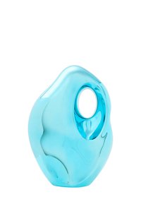 Glasvase i kunstglas, lys gennemsigtig blå, organisk form med en cirkulær udsparing og glat, blank overflade. Ingen mønstre eller accenter.