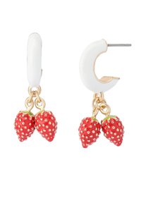 Orecchini a cerchio color oro con dettagli in smalto bianco e due ciondoli a forma di fragola rossa, decorati con foglie verdi e semi bianchi in rilievo.