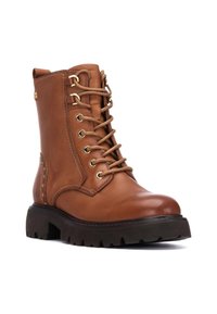 Botín de cuero marrón hasta el tobillo con punta redonda, cordones en la parte frontal, ojales dorados y una suela de goma negra gruesa con un patrón de agarre texturizado.