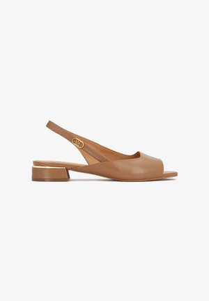 Scarpe slingback in pelle color cuoio con punta aperta, tacco basso a blocco e dettaglio dorato sul tallone. Texture liscia e design minimalista.