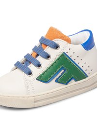 Sneaker bianca con accenti verdi e blu, linguetta arancione e lacci grigi. Presenta dettagli perforati e una suola texturizzata.