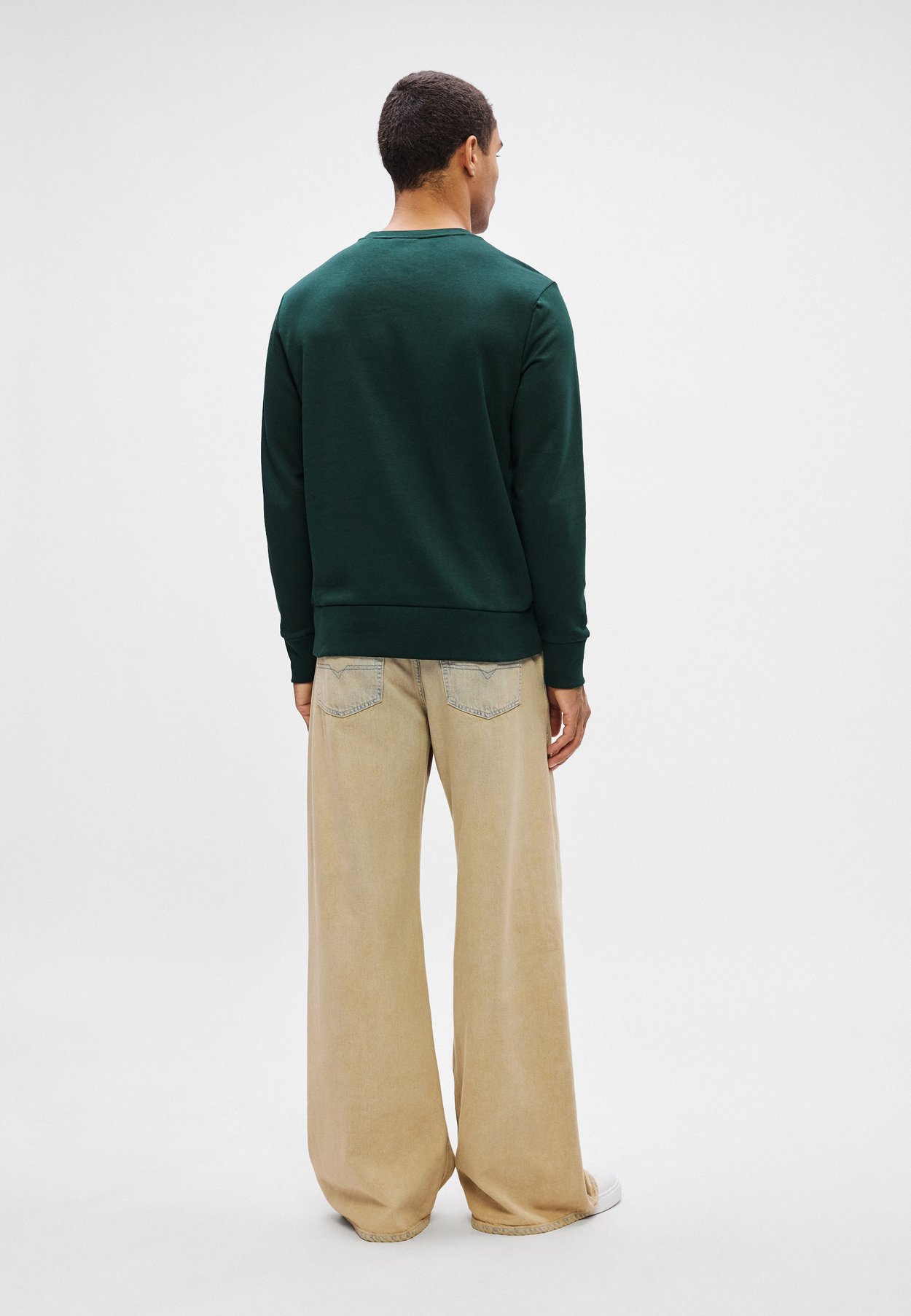 GRAPHIC C NECK
