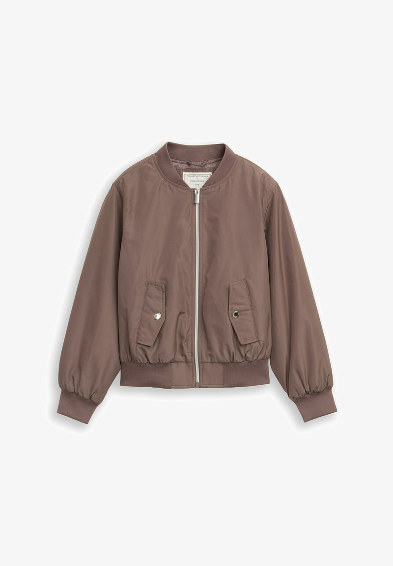 Brun bomberjakke med lynlås foran, ribbet manchetter og kant samt to skrå klaplommer med trykknapper.