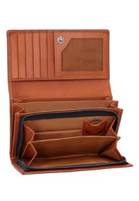 Braune Lederbrieftasche offen mit mehreren Kartenfächern, durchsichtigem Ausweisfenster und einem Reißverschluss-Münzfach mit einigen Münzen darin.