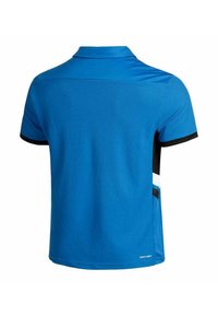 Polo shirt bleu à manches courtes, col noir et accents latéraux. Tissu texturé, ourlet droit, présente un détail de rayure blanche sur les côtés.