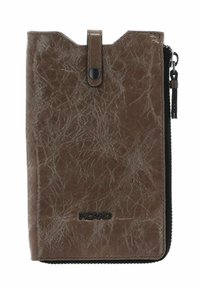 Portefeuille marron texturé avec une fermeture éclair. Dispose d'un bouton pression, de ferrures noires et d'un logo embossé en bas. Design lisse et structuré.