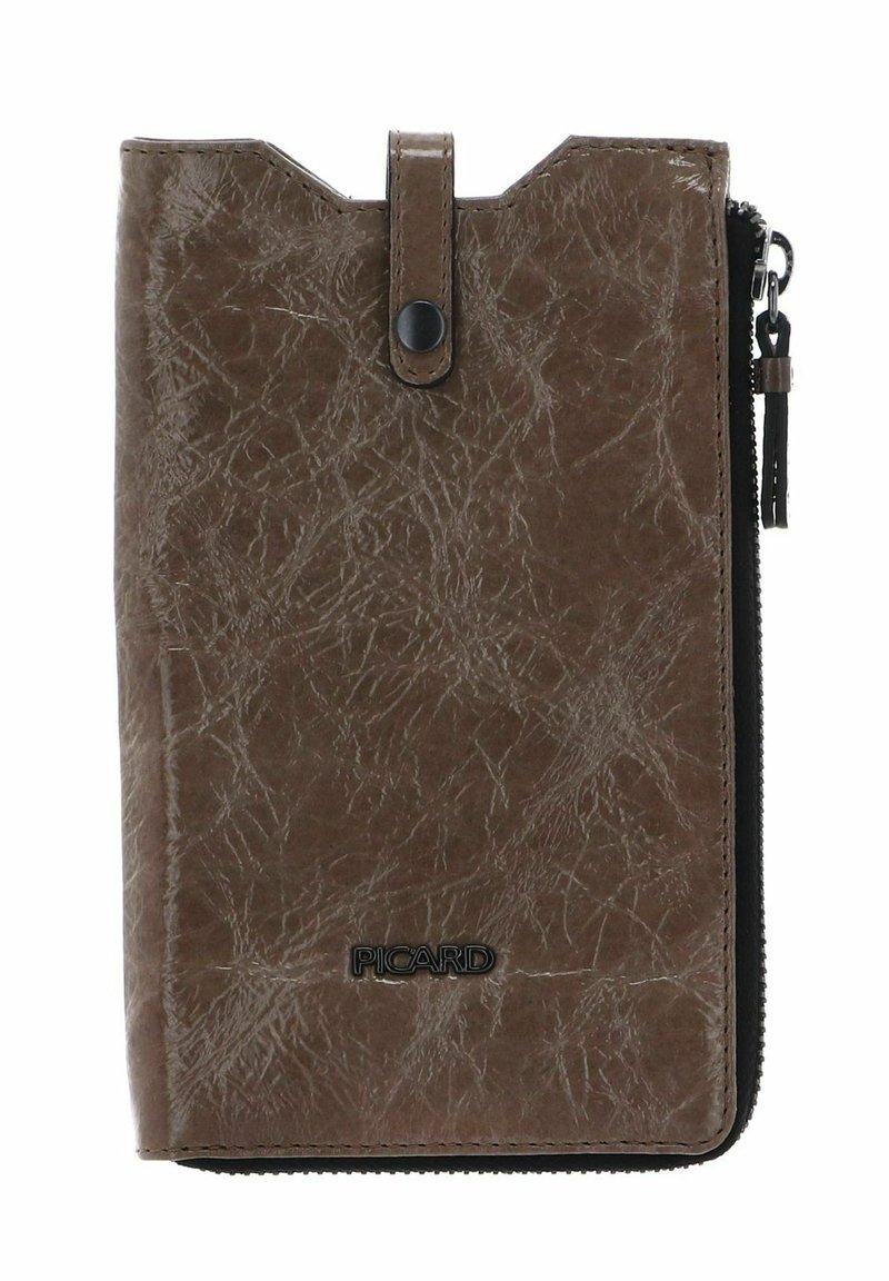 Portefeuille marron texturé avec une fermeture éclair. Dispose d'un bouton pression, de ferrures noires et d'un logo embossé en bas. Design lisse et structuré.