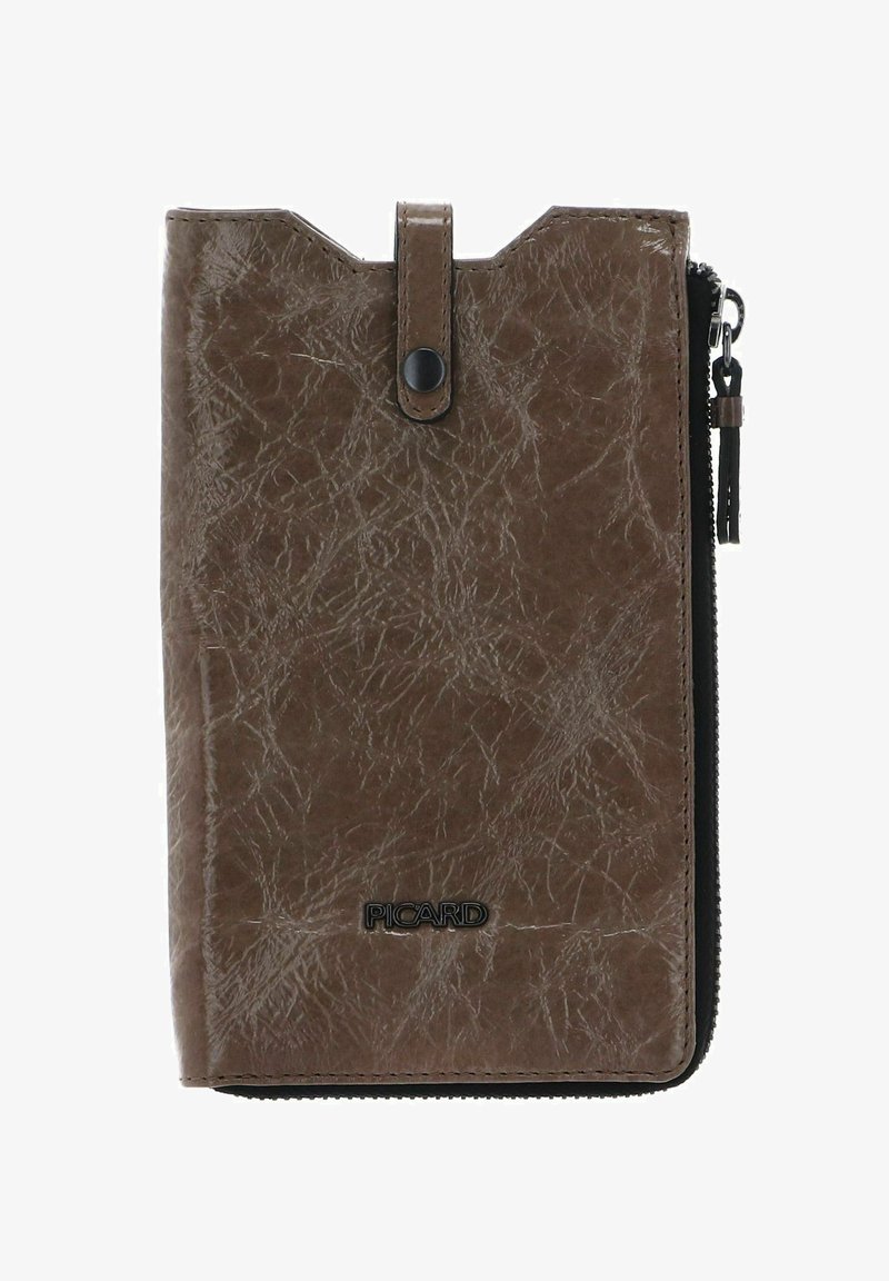 Portefeuille marron texturé avec une fermeture éclair. Dispose d'un bouton pression, de ferrures noires et d'un logo embossé en bas. Design lisse et structuré.