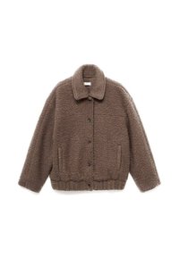 Jachetă din blană sintetică maronie, cu guler, închidere frontală cu nasturi și buzunare laterale. Are un tiv elastic pentru o potrivire lejeră.