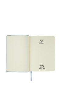 Muistiinpano, jossa on kermaisen väriset sivut ja sininen yksityiskohta selässä. Oikealla sivulla on teksti "Rakasta sitä, mitä teet" mustalla värillä ja logo ylhäällä.