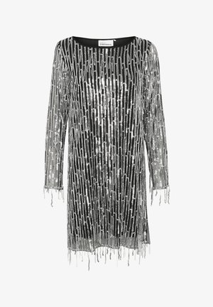 Fekete felső ezüst gyöngyös rojtos díszítéssel és hosszú ujjal. A minta függőleges flittercsíkokból áll, amelyek texturált, csillogó megjelenést kölcsönöznek.