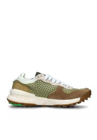 Sneaker sportivo caratterizzato da un mix di materiali verdi, marroni e crema, sezioni perforate, lacci bianchi e una suola testurizzata con accenti verdi.
