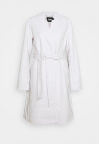 Biały płaszcz kopertowy z kołnierzem, długimi rękawami i paskiem do wiązania. Wykonany z miękkiego materiału o gładkiej fakturze. Minimalistyczny design, bez wzorów.