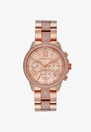 Orologio cronografo in oro rosa con cinturino in metallo testurizzato, abbellito da cristalli trasparenti. Quadrante tondo con numeri romani e display della data.