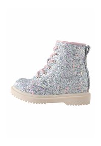 Botte de cheville argentée pailletée avec des accents roses, en tissu enduit, dotée d'un laçage à l'avant et d'une semelle en caoutchouc texturée pour une meilleure adhérence.