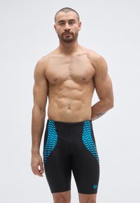 Czarne spodenki kąpielowe z niebieskimi geometrycznymi wzorami po bokach, wykonane z elastycznego materiału, zaprojektowane z myślą o komforcie i wydajności.