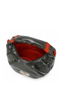 Graue glänzende Handtasche mit orangefarbenen Akzenten, abgerundeter Form, geraffter Textur, Reißverschluss und roter Innentasche. Mit Logotag versehen.