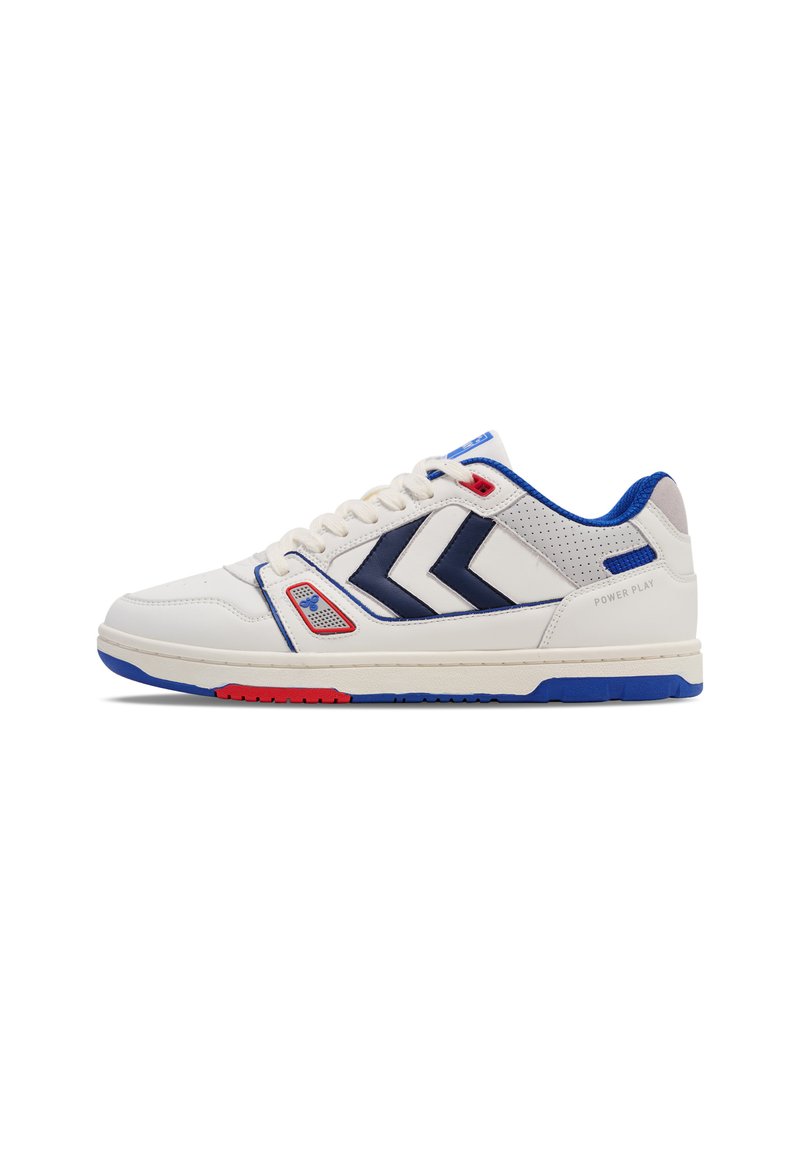 Des sneakers blancs avec des accents marine, des sections perforées et des détails en matériel rouge et bleu. Présentent une semelle texturée et un design en couches.