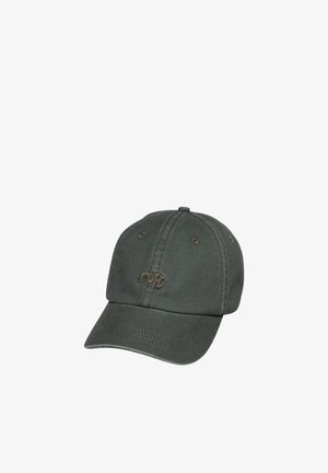 Donkergrijze baseballpet met gebogen klep en geborduurd logo aan de voorkant, gemaakt van zachte stof met ventilatieoogjes.