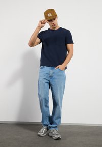 Pier One Triko s potiskem - navy
