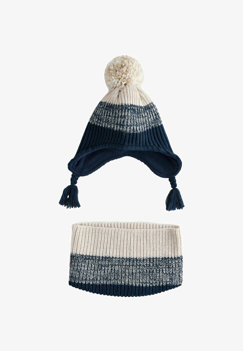 Wełniana czapka na zimę z pomponem na szczycie, w kremowo-granatowym paskowanym wzorze. Pasujący dziany komin w kremowym i granatowym kolorze.