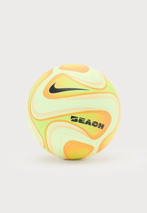 Ballon de beach soccer Nike jaune et orange avec logo noir et le mot "Beach" sur un fond clair uni.