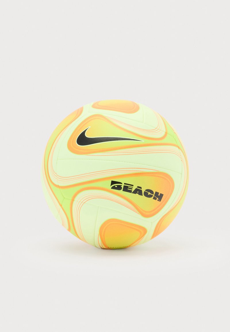 Κίτρινη και πορτοκαλί μπάλα beach soccer της Nike με μαύρο λογότυπο και τη λέξη "Beach" σε απλό ανοιχτό φόντο.