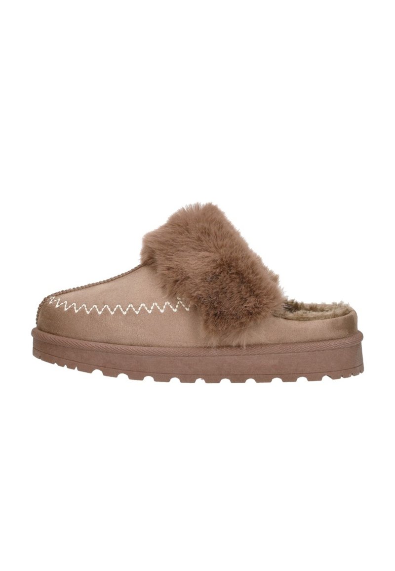 Bruine instap pantoffel met een nep-bont pompon, gestikte details en een gestructureerde rubberen zool. Zachte binnenvoering voor comfort.