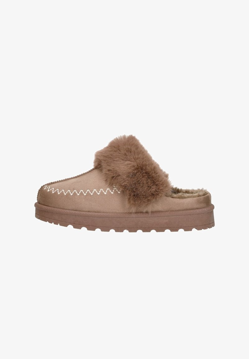 Bruine instap pantoffel met een nep-bont pompon, gestikte details en een gestructureerde rubberen zool. Zachte binnenvoering voor comfort.