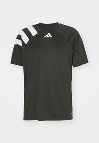 Černé sportovní tričko s krátkými rukávy, se vzorem bílých a šedých pruhů na levém rameni a logem na hrudi.