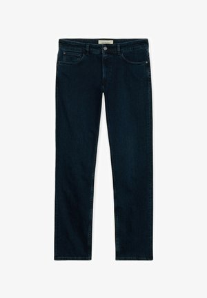 Ciemnoniebieskie jeansy slim fit z pięcioma kieszeniami, zapinane na guzik i zamek błyskawiczny, z szlufkami na pasek, ułożone płasko na białym tle.