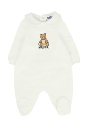 Weißer Babykörper mit langen Ärmeln, Füßchen, einem runden Kragen und einem braunen Teddybär mit "MOSCHINO"-Text auf der Brust.