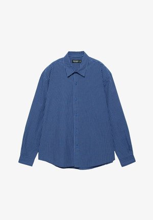 Chemise à manches longues à carreaux bleus et noirs, avec boutons sur le devant et col pointu, étalée à plat sur un fond blanc.