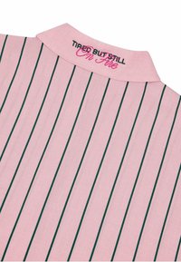 Rosa stripete skjorte med krage. Stoffet har en jevn tekstur med kontrasterende grønne vertikale striper og brodert tekst.