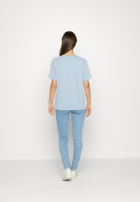 Tommy Hilfiger TEXT TEE - T-shirt estampada - breezy blue