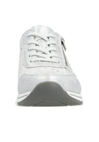 Scarpe sportive argento con tomaia texturizzata, chiusura con lacci, dettaglio con zip laterale e suola in gomma grigia con accenti bianchi.