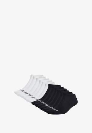 Seis pares de calcetines cortos, tres negros y tres blancos, hechos de una mezcla de algodón, con un puño acanalado y detalle de logo.