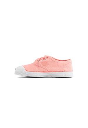 Baskets en toile rose à enfiler avec semelle en caoutchouc blanche et trois œillets pour lacets, vues de côté sur fond blanc.