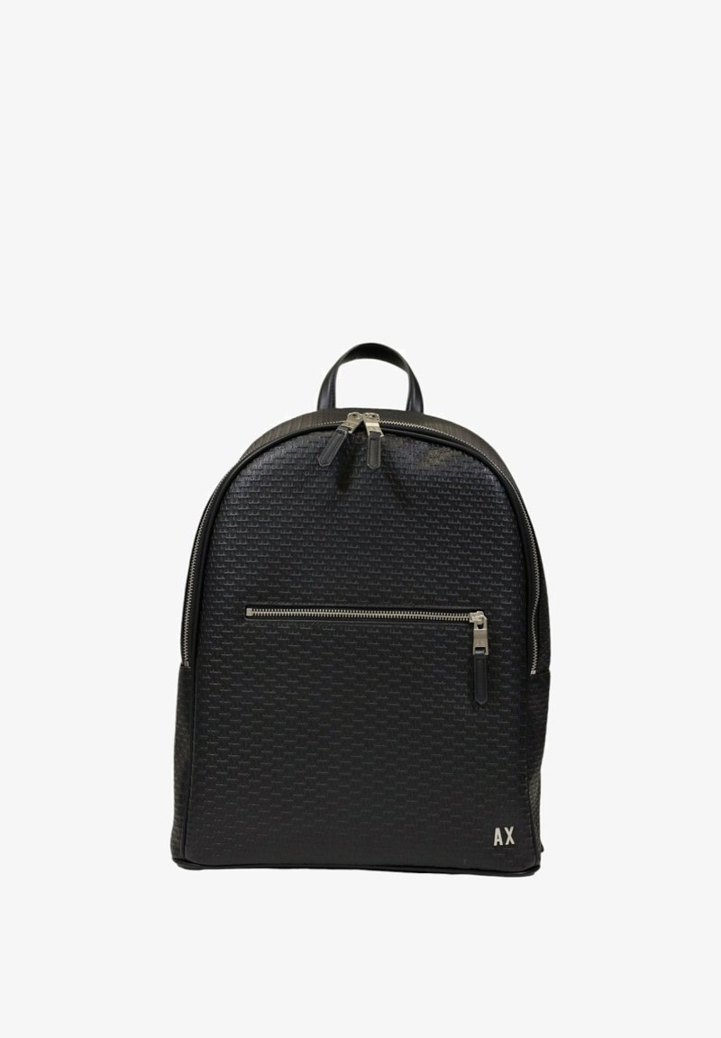 Rucsac din piele artificială neagră, cu un model texturat, vârf curbat și un buzunar frontal cu fermoar. Dispune de accesorii argintii și o mâner superior.